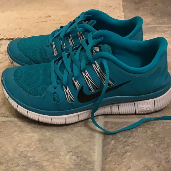 Women’s Nike free tennis shoes - Picture 2 of 3